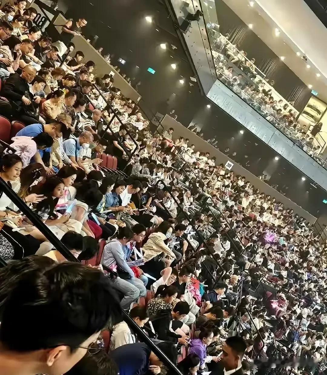 才知道那英澳门演唱会最大的收获就是收获了“五一姐”的名号，把国庆说成五一，说是口