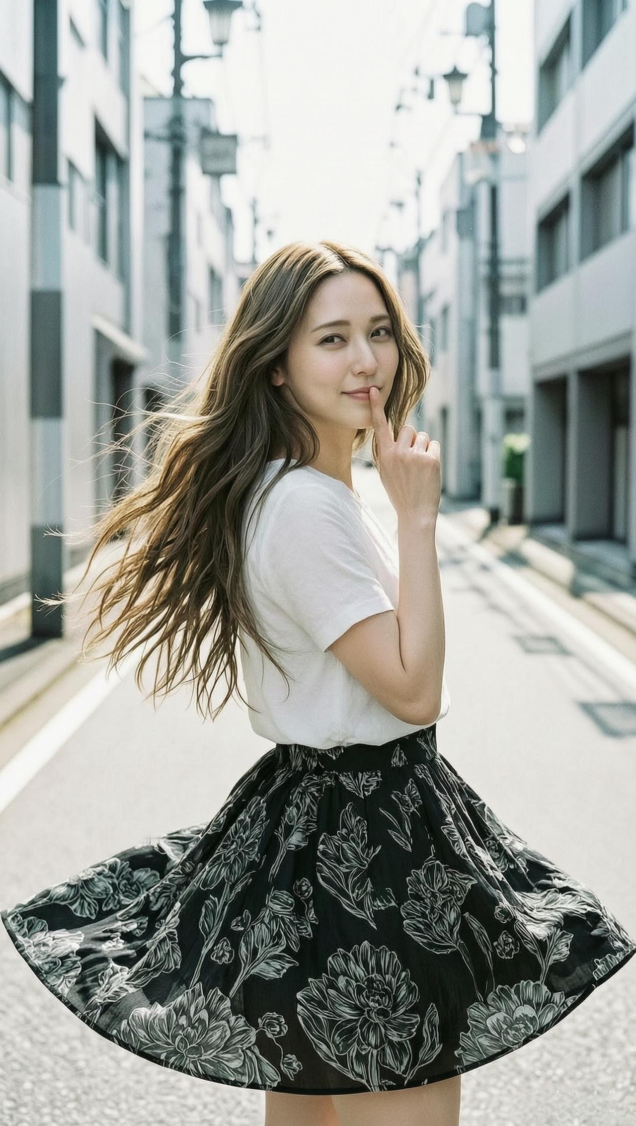 阳光下的少女，轻盈飘逸的裙摆，甜美微笑，仿佛置身于梦幻世界。