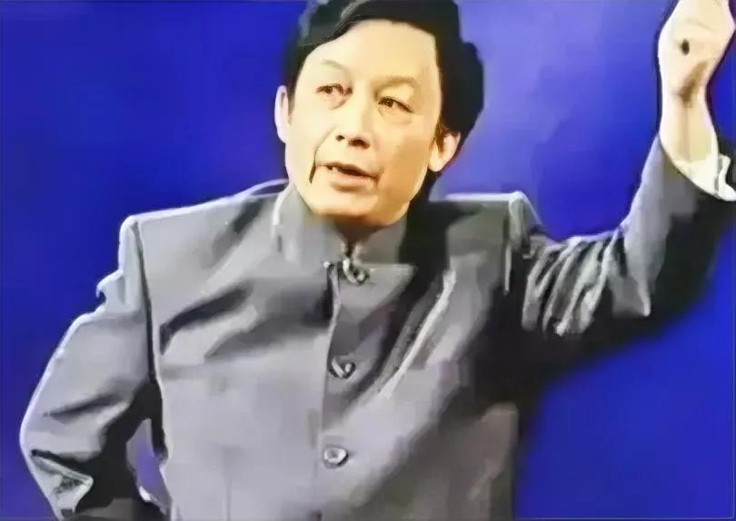 易中天在厦大上课时，一名女生突然站起来冲他大喊:“易老师，我想嫁给你！”易中天却