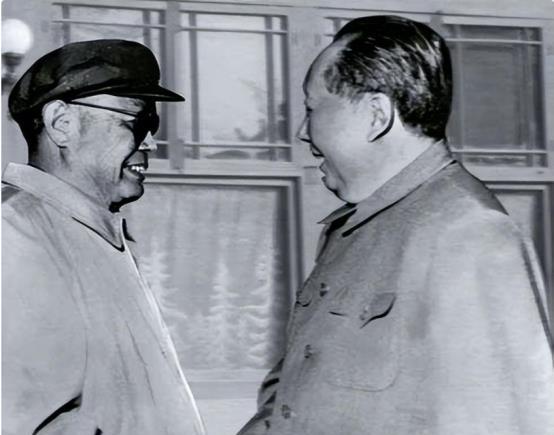 毛主席提出诱敌深入积极防御的战略，不和敌人硬碰硬，把他们引入中国腹地，再四面合围