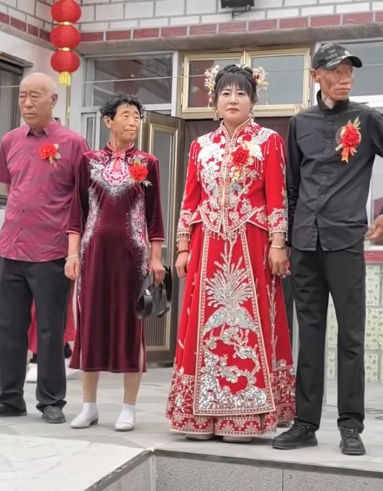 陕西农村。
院子里正举行一场婚礼。新娘32岁，体态丰腴，长着一副国泰民安脸。新郎