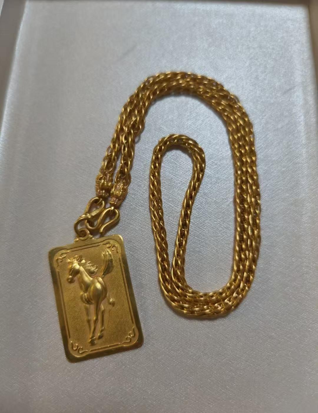 黄金300多一克买的，她今天终于舍得卖了。早上收了一条很有年代感的金项链，粗粗的