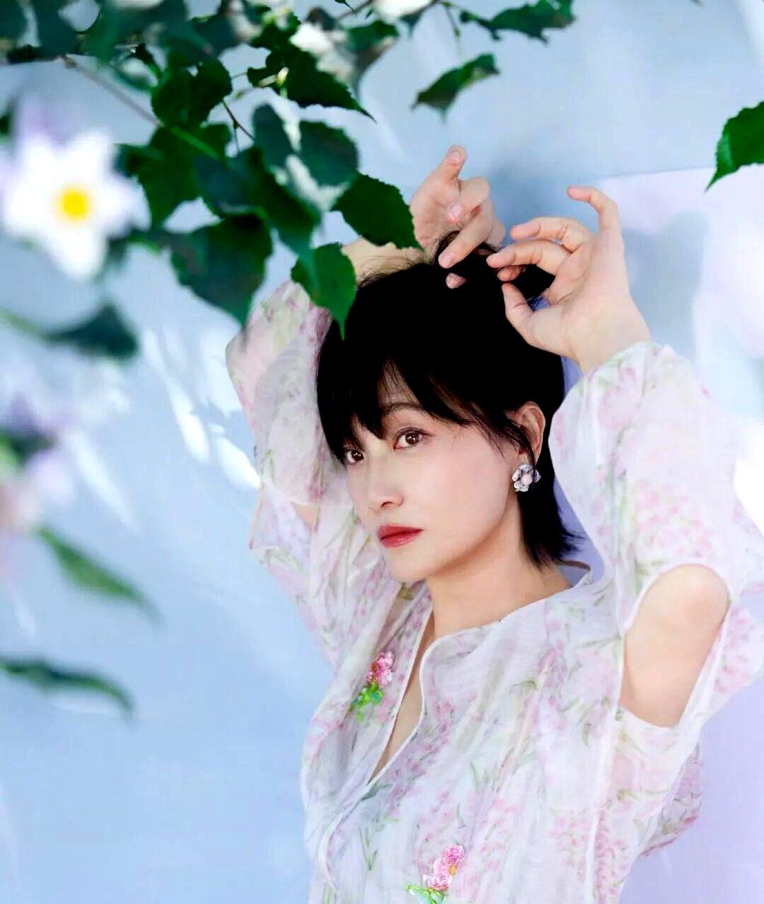 165分钟里，沉默比控诉更刺。
鲁豫问到那段身体糟糕的日子，他是否撑着，她说没有