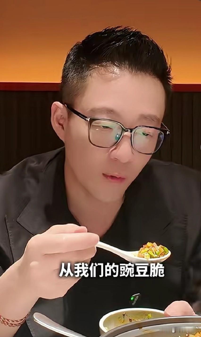 汪小菲现在投入工作很认真，什么事情都亲力亲为了。虽然他口上不赞成张兰的一些做法，