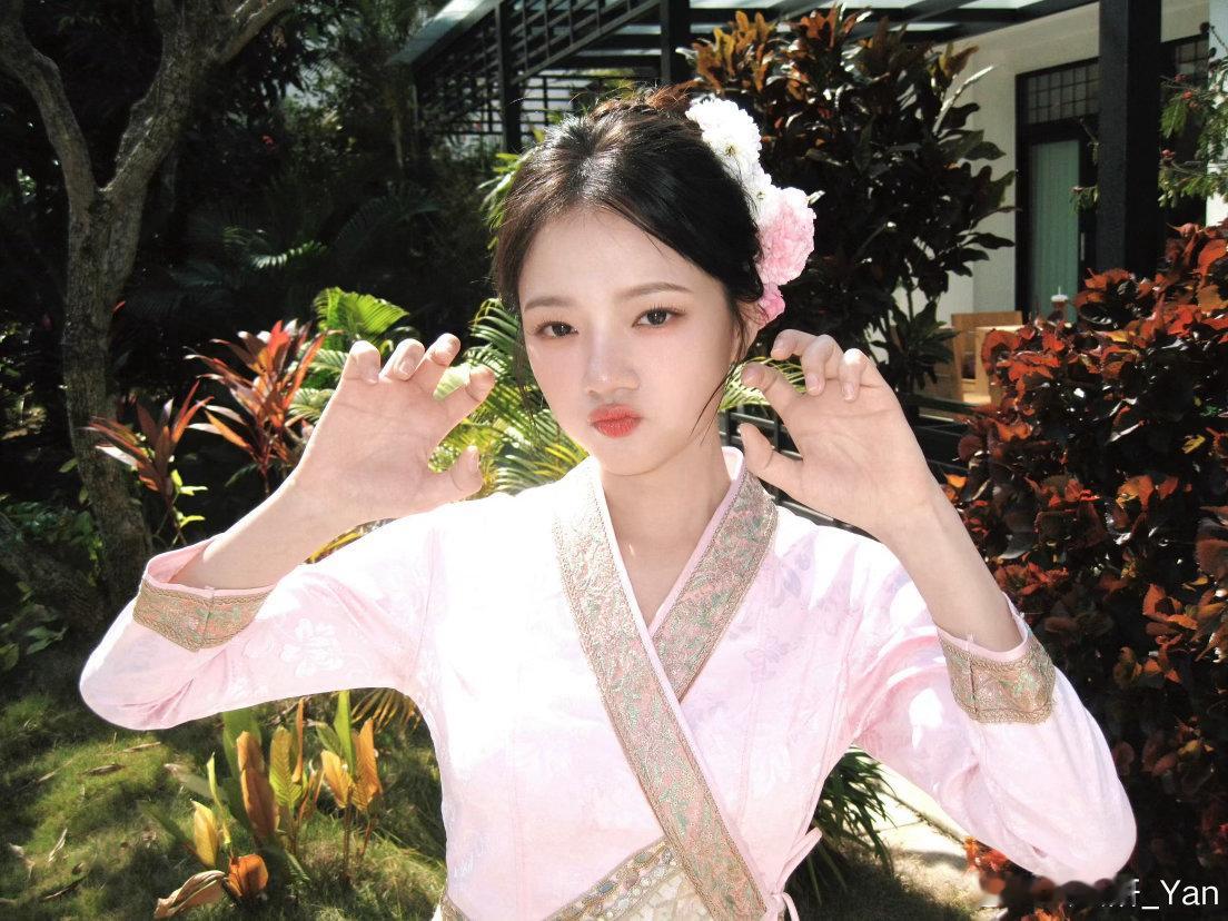 任敏说王鹤棣是自己精神上的妈妈 妥妥采访小趣人，任敏直白又纯粹的表达很圈粉，轻松