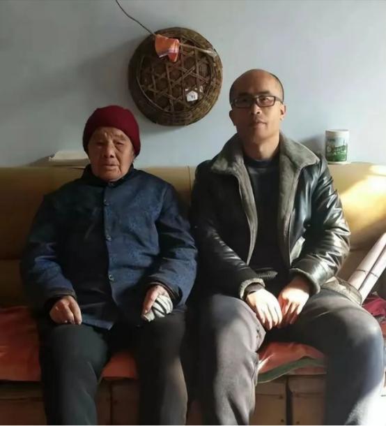 1995年，山东高三男孩租不起房，每天走30公里上学。一女子说：“来我家住，不收