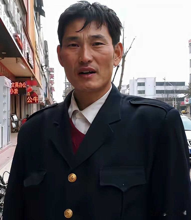 大衣哥朱之文没出名的时候，身材是比较消瘦的，但是长得比较结实，是个地地道道、本本