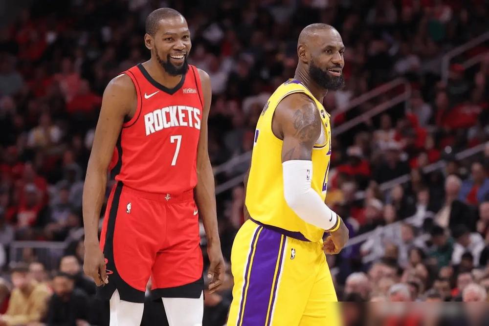 湖人更衣室彻底炸了！詹姆斯经纪人公开要清洗东契奇，教练把一帮千万富翁当小孩训。