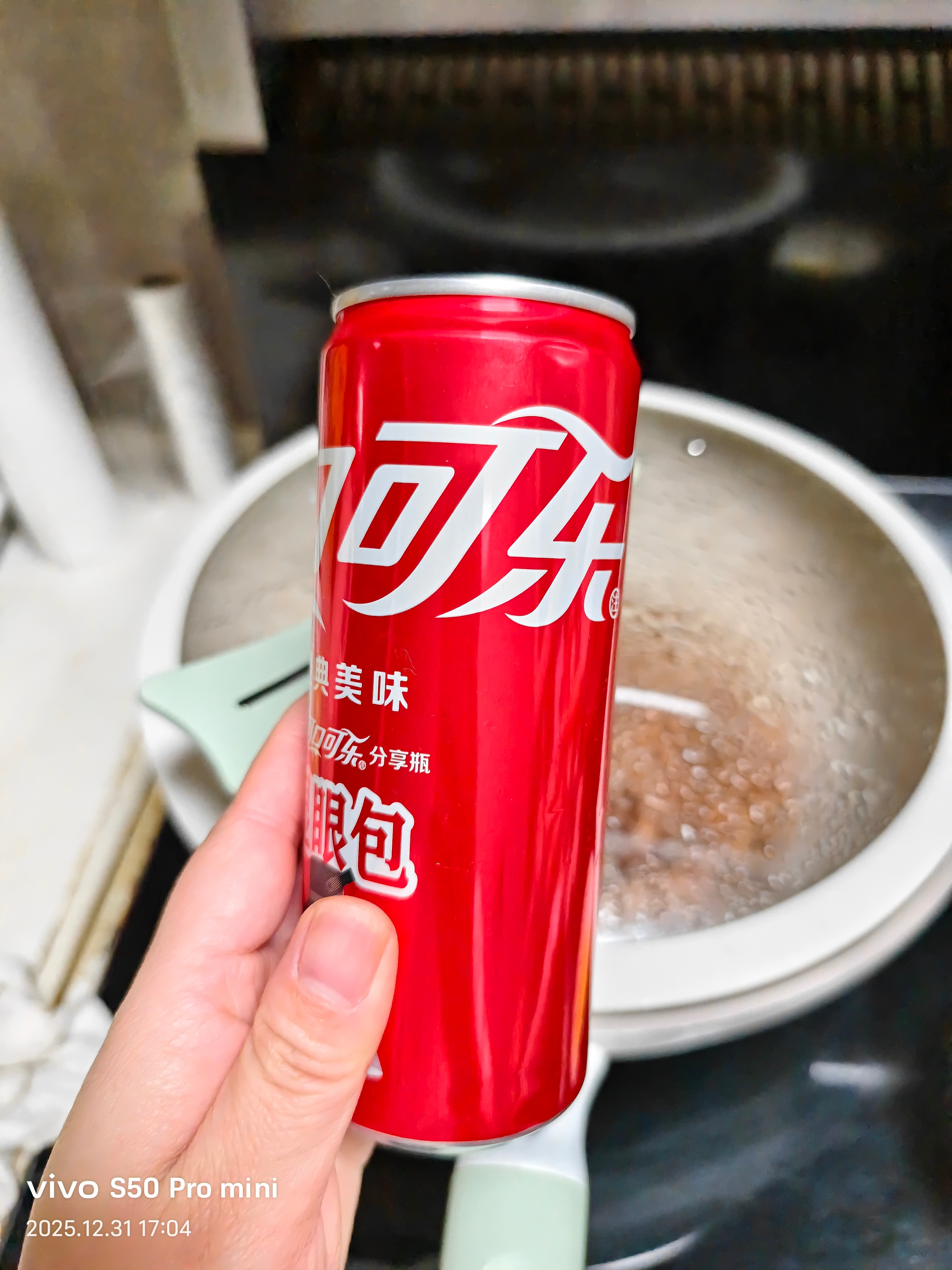 最爱做的菜就是可乐鸡翅，因为鸡翅喝一半，我喝一半