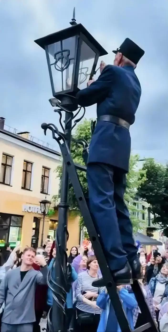 人家点亮一下街灯，你就说还是“外国的月亮比较圆”，这也美，那也好，就跟中国不一样