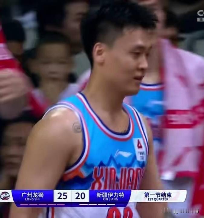 CBA季后赛1/4决赛G3，
广州龙狮主场对阵新疆伊力特
第一节广州25：20领