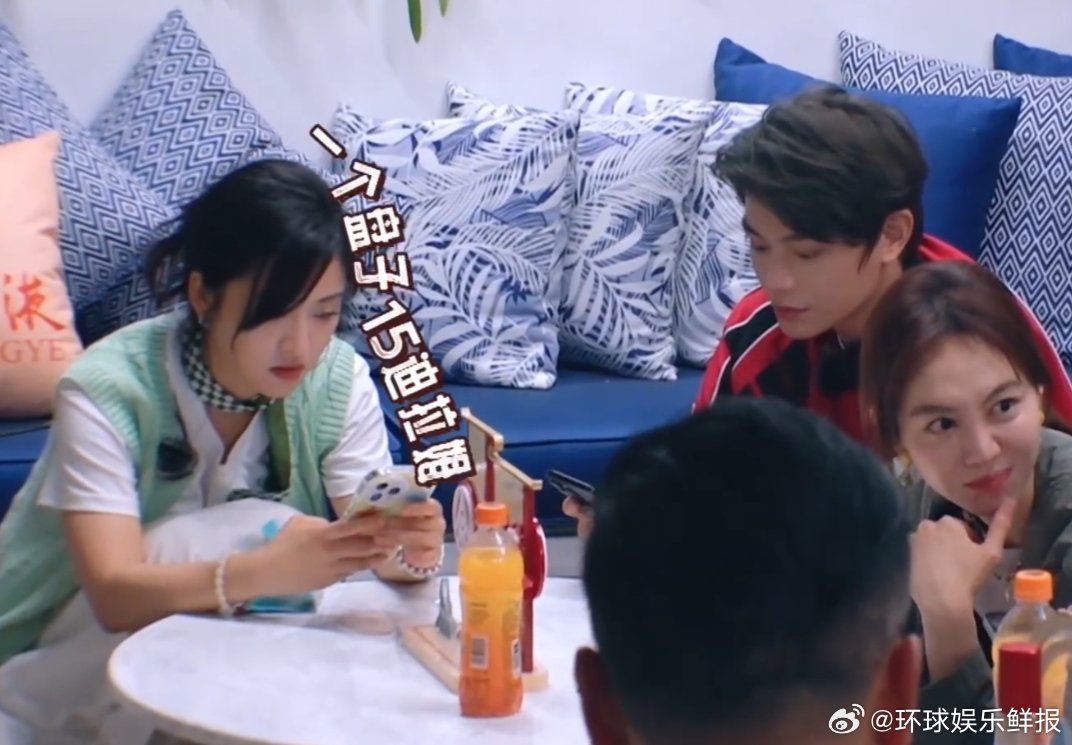 沈月管钱后笑容逐渐消失哈哈哈哈！姜妍和林大厨的物资清单像无底洞，直接把沈月的笑容