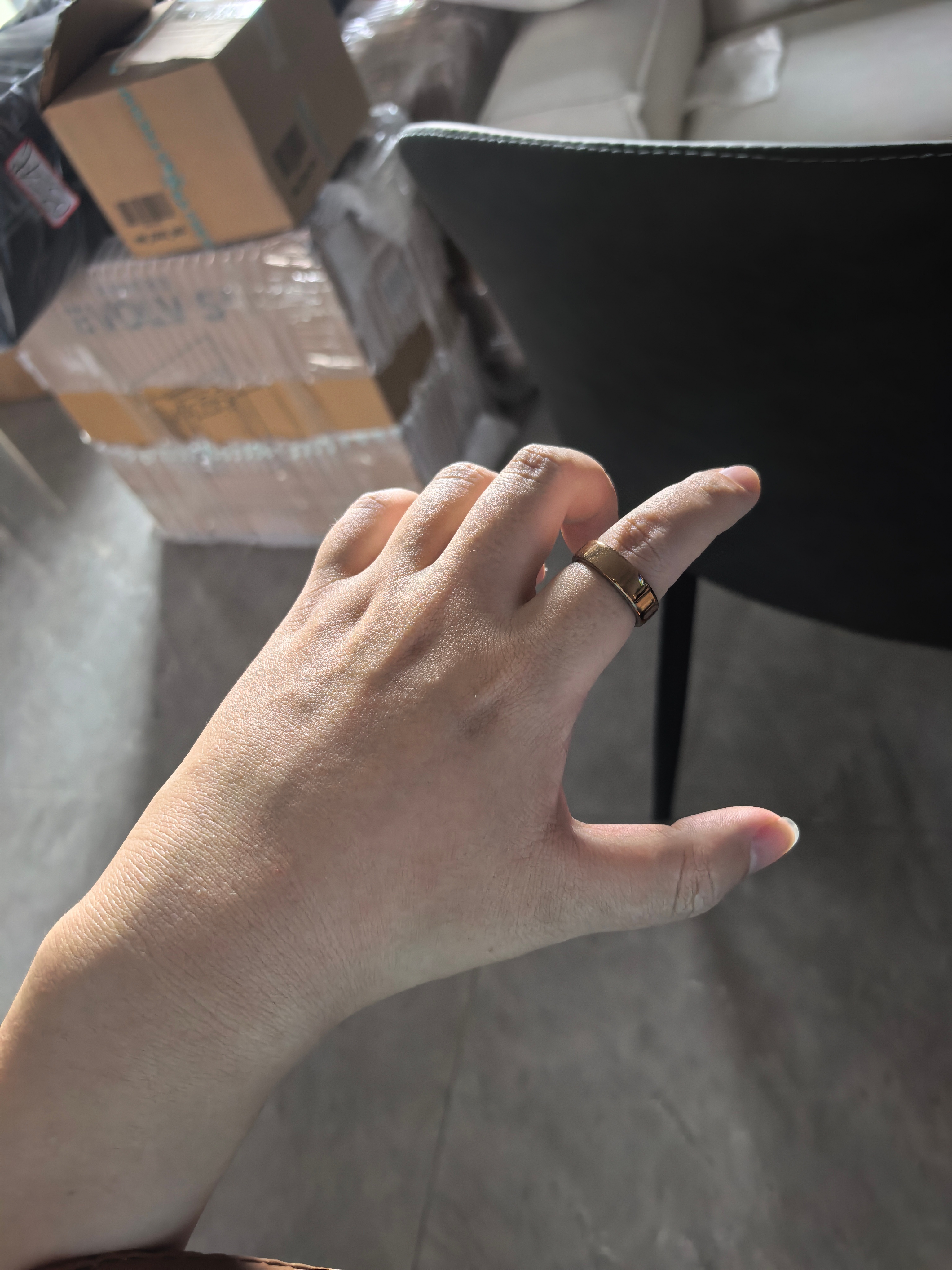 五代比四代更轻薄了一些，不会影响手指的动作，戴着真的像个金戒指了。这个我主要是看