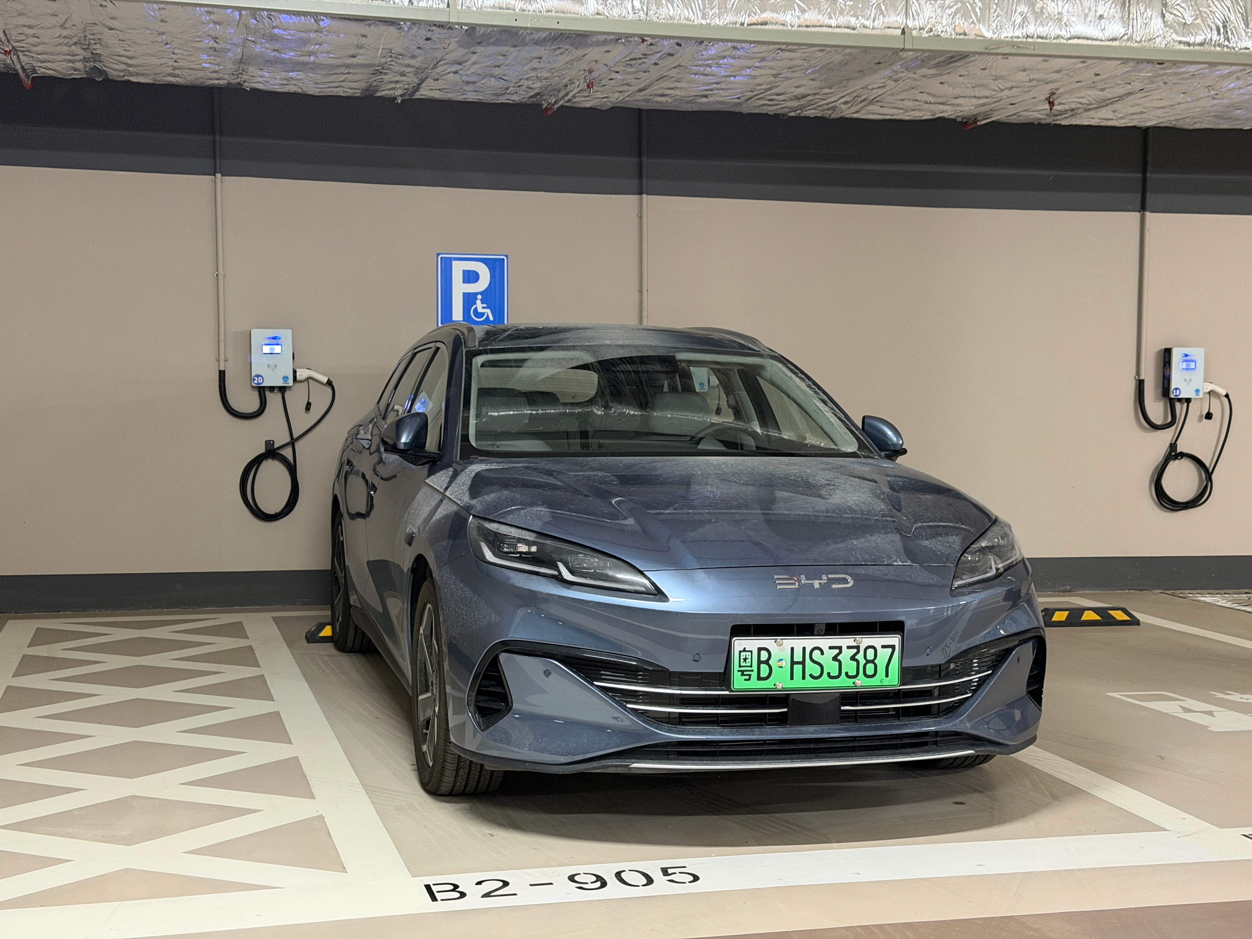 新场地车位多！充电比旧场地还便宜！海豹06旅行版底盘跟油车没啥区别，贴地开得爽！