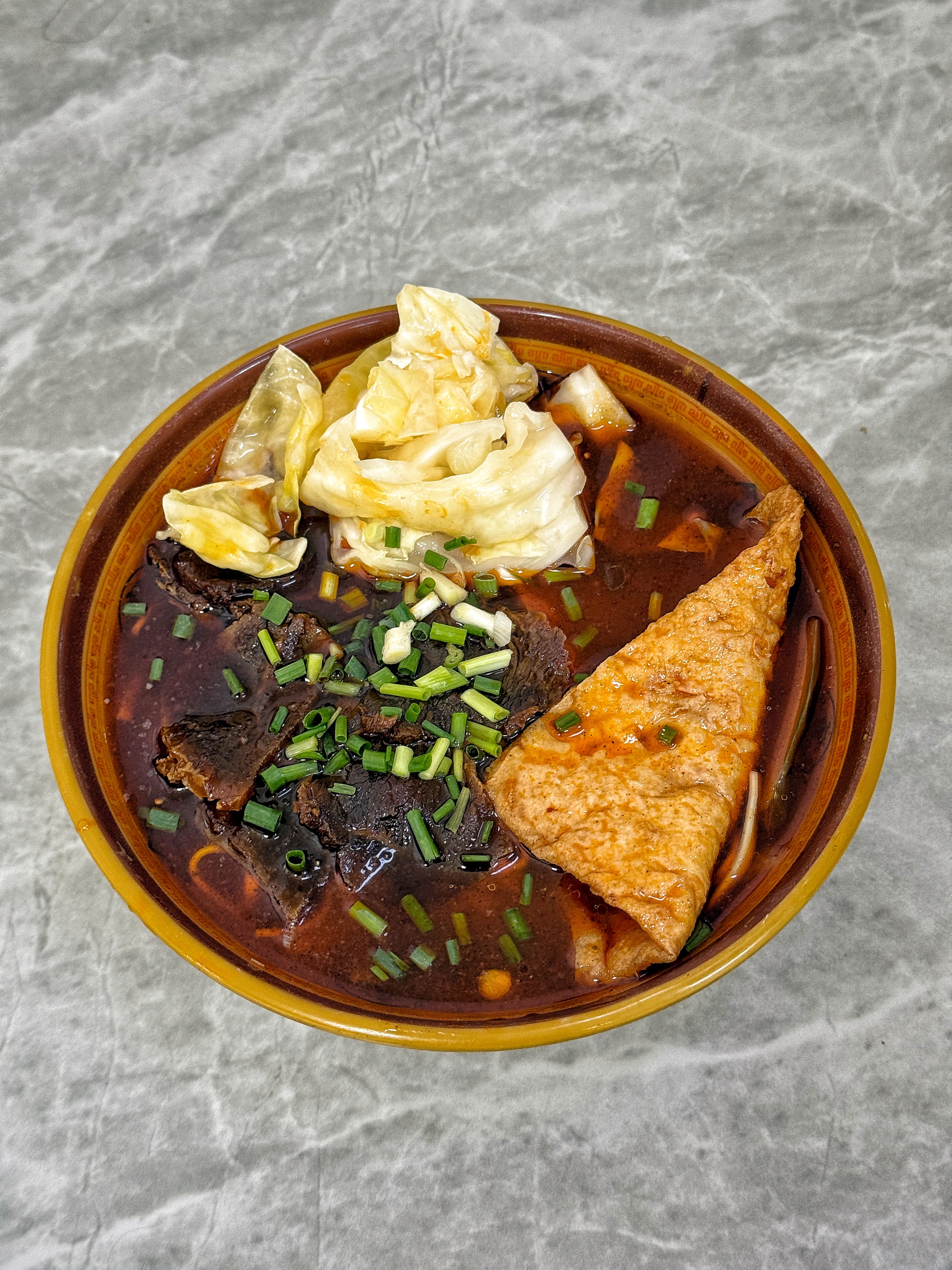 出门这些天，是在太想念家门口这碗麻辣牛肉面，吃完我就出门拍摄🍜🎬！欣哲频道美