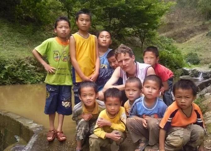 ＂谁说外国人就不懂中国心？德国小伙十年支教路告诉你什么是真情实意！＂🤔
大山里