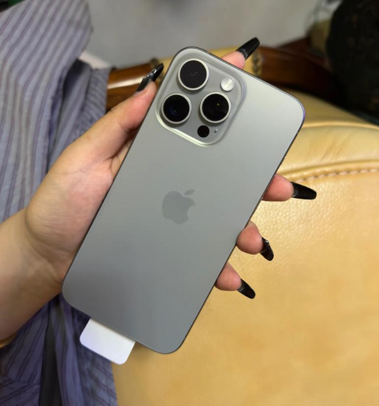 苹果也太难了，今年好不容易才跟上节奏，在iPhone 15 Pro Max首次搭