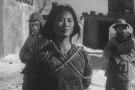 1938年，敌人把徐桂芝的裤子里装满沙子，灌满水，拖到院子里冷冻。她的双脚被冻坏