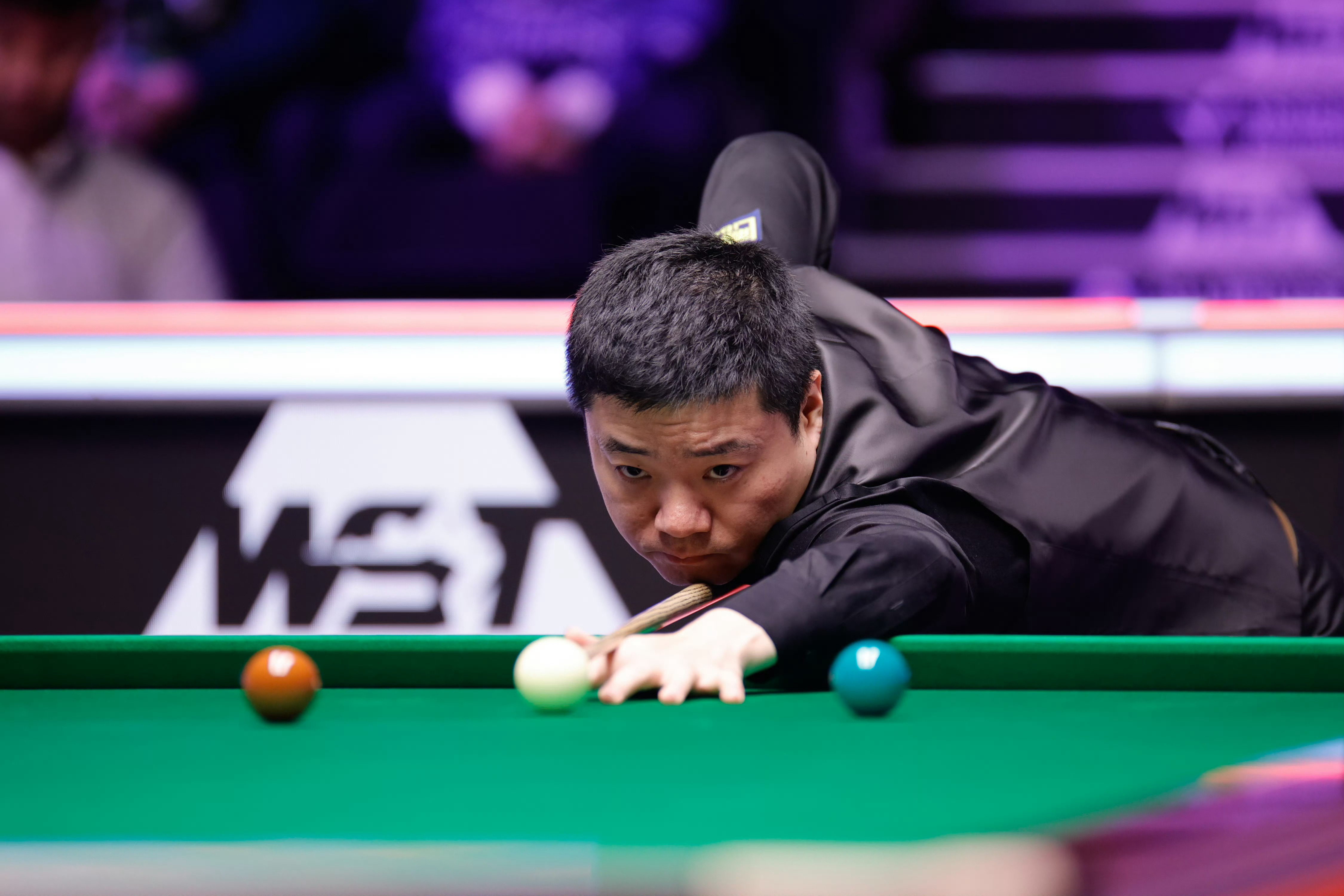 英锦赛中国选手无缘4强 丁俊晖2比6特鲁姆普2025斯诺克英锦赛八强战落幕，三位