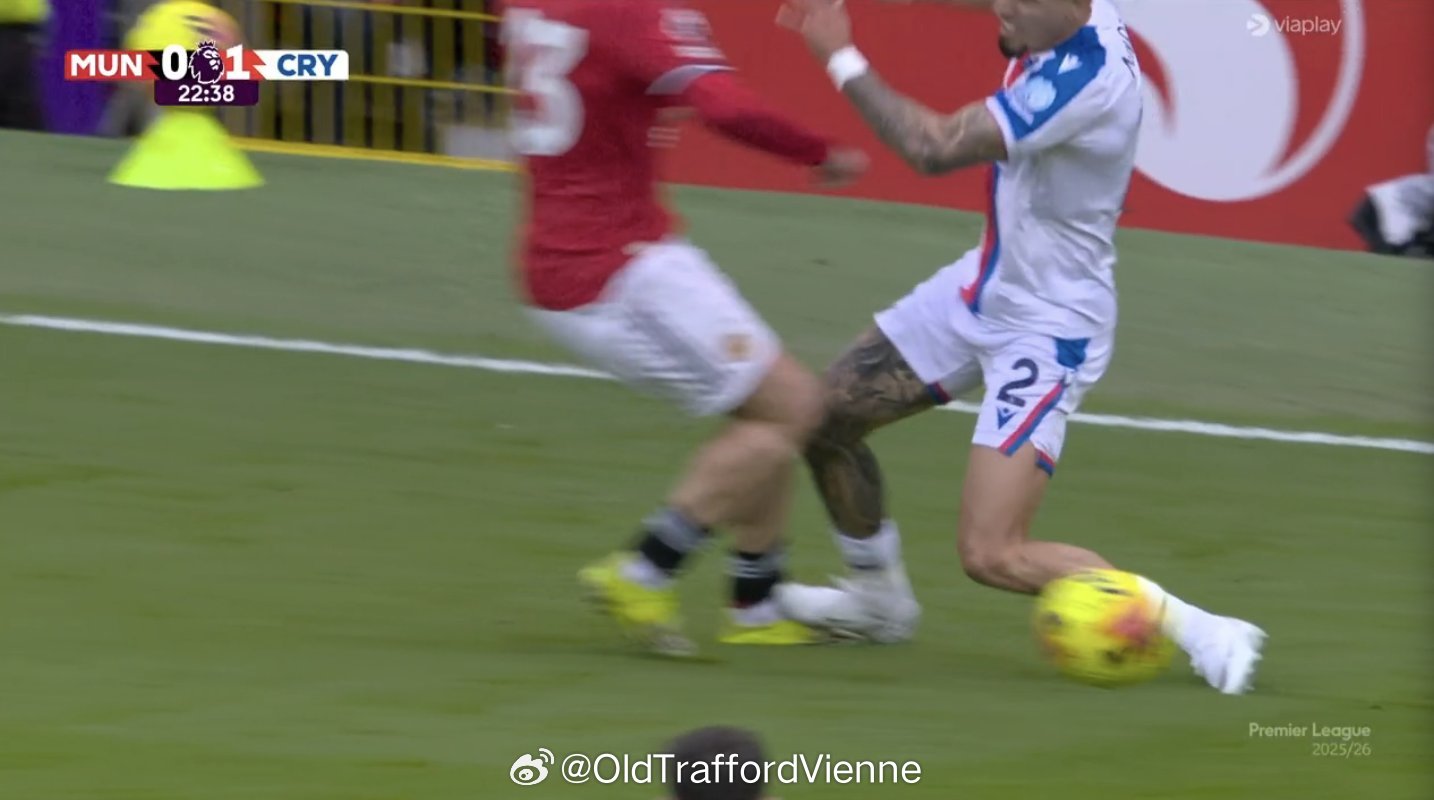 曼联被迫做出换人调整肖受伤下场，马兹拉维替补出场屋漏偏逢连夜雨了这种踩脚容易有一