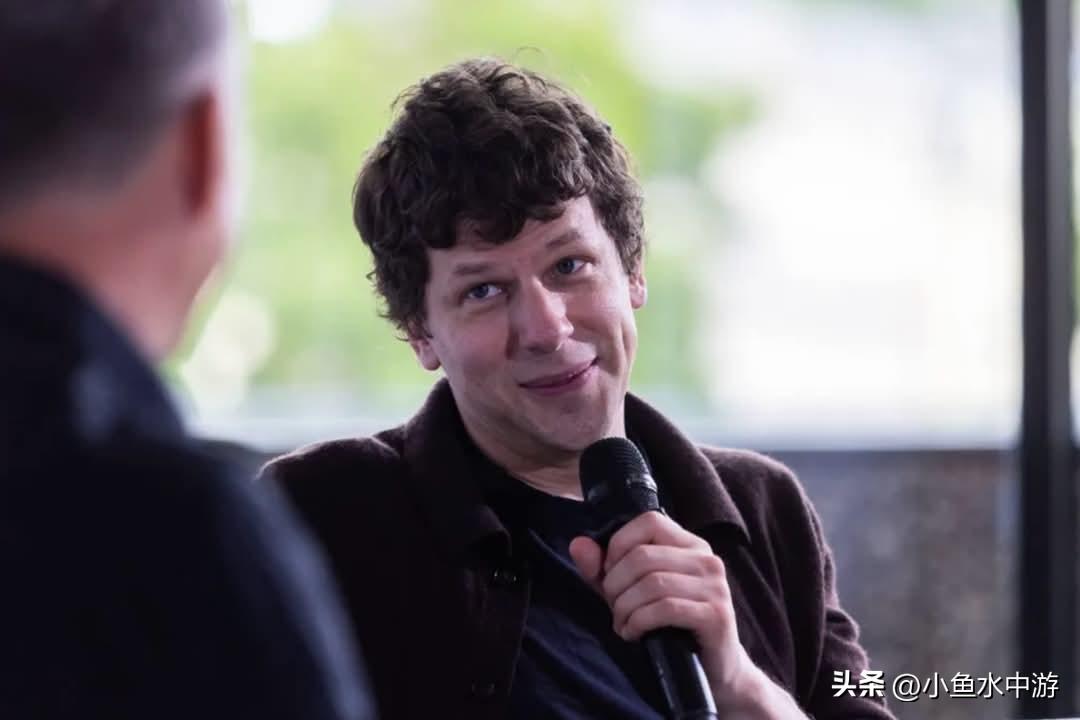 杰西·艾森伯格：因为特朗普就离开美国，这种想法很“愚蠢”
 
杰西·艾森伯格近日