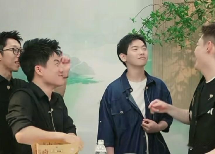 我本来还奇怪，为什么董宇辉昨天会突然直播到下播，有朋友一语点醒梦中人。
    