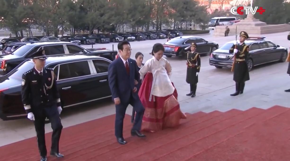 1月5日韩第一夫人前往人民大会堂，又穿韩国传统服饰，不过换了一个颜色，一身红色韩