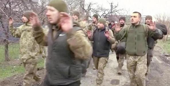 最近俄乌前线的一段实拍视频在网上刷爆了屏，俄军在红军城上空撒下一堆劝降传单后，乌