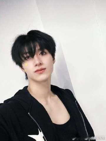 朱志鑫让男人忙了一晚上 谁还没被朱志鑫这声“哥哥”击中？沙一汀忙一晚上算什么，我