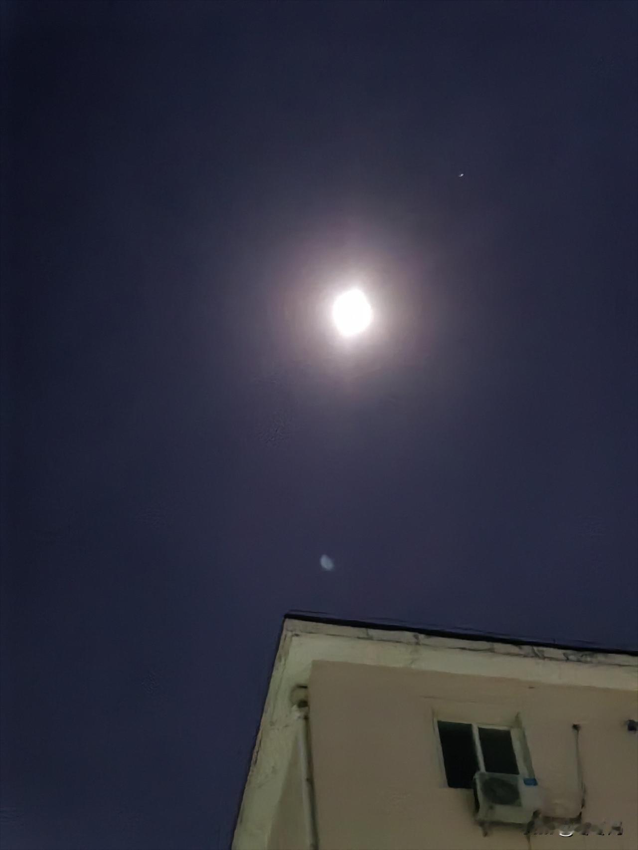 今天的月亮特别亮，而且还带着七彩光圈，以前只看见月亮有光圈，但是带着七彩光晕的还