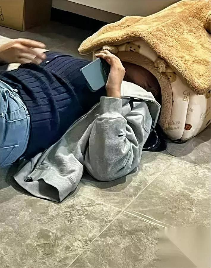 闺蜜喝多了抢猫窝睡！

杨超越横店醉到被人扶，四川妹子认错男友抱路人…

这些“