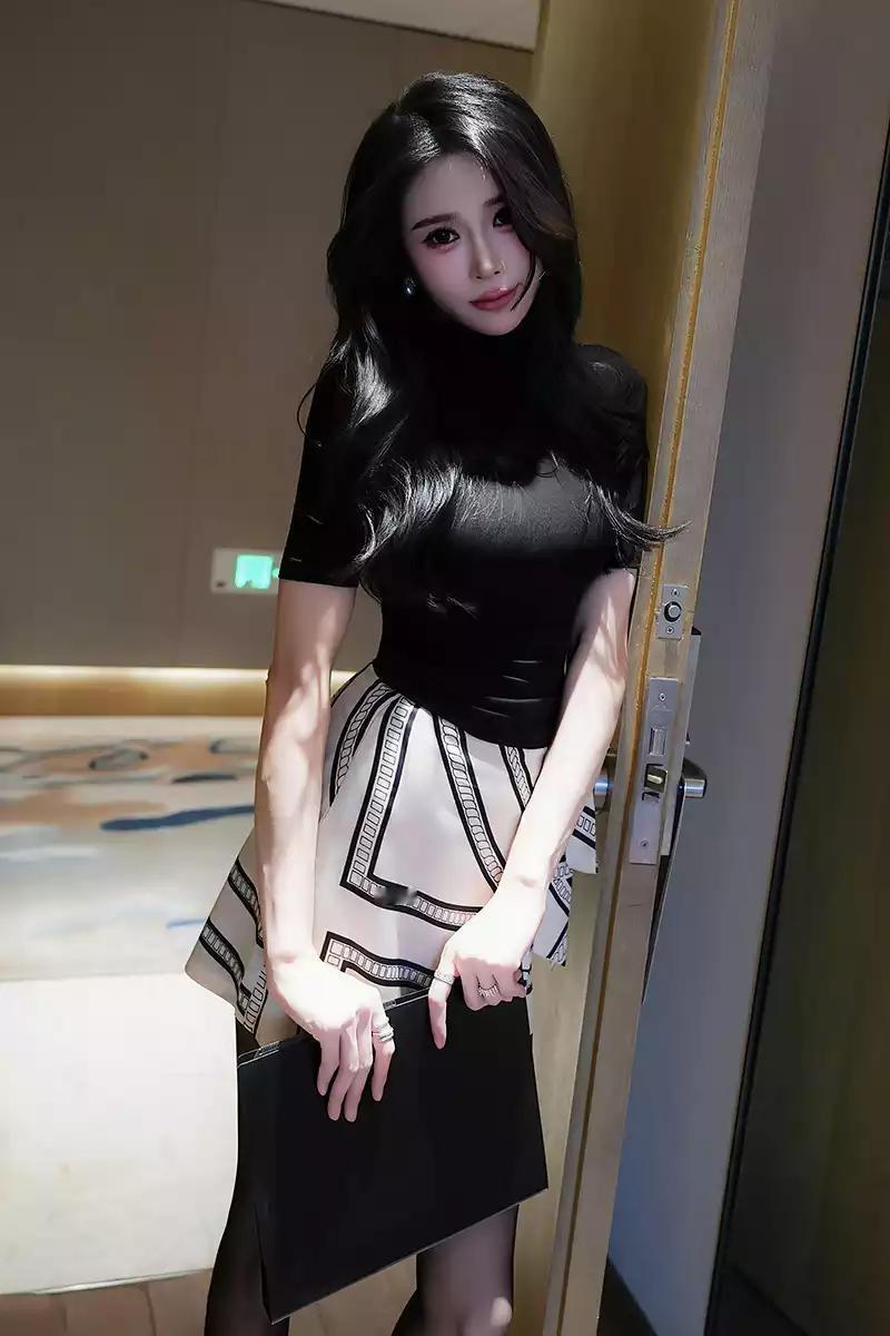 苗条妹纸椰汁糯米姬黑丝短裙十分养眼写真 好身材性感女神 女神 养眼美照分享