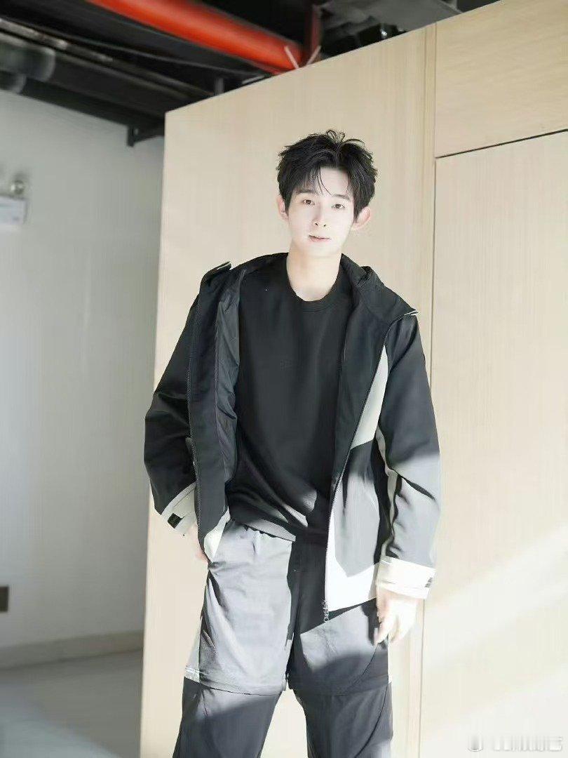 危晋宇淡人唱歌也是淡淡的声鸣远扬危晋宇以男中音的温润与淡然，重新诠释《你是这样的