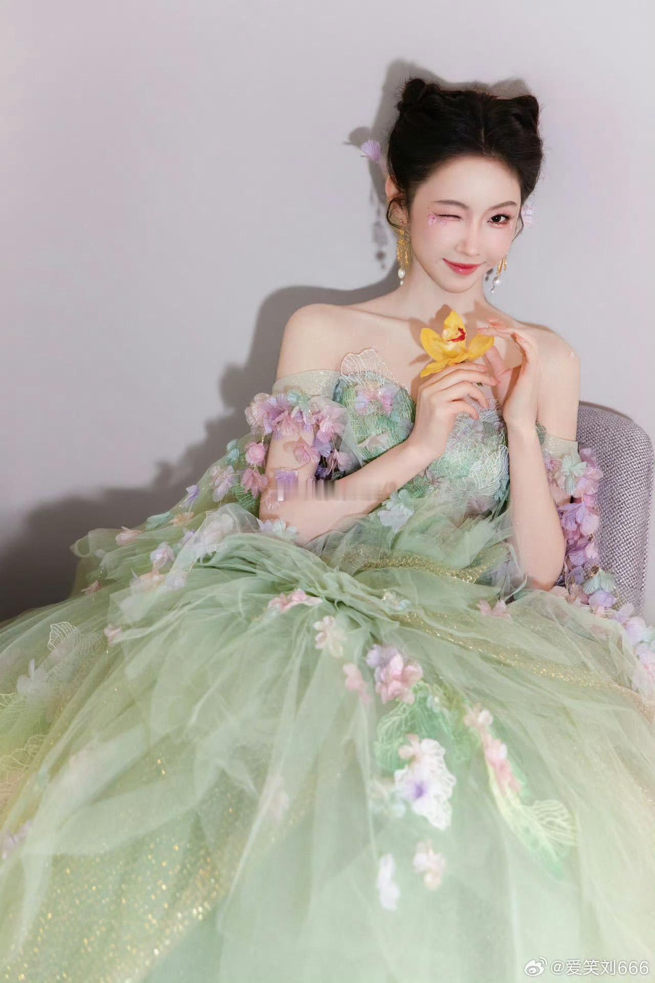 宣璐绿野精灵 于冬日的素淡中，是谁唤醒了春日的蓬勃生机？是宣璐，她以绿野精灵之姿