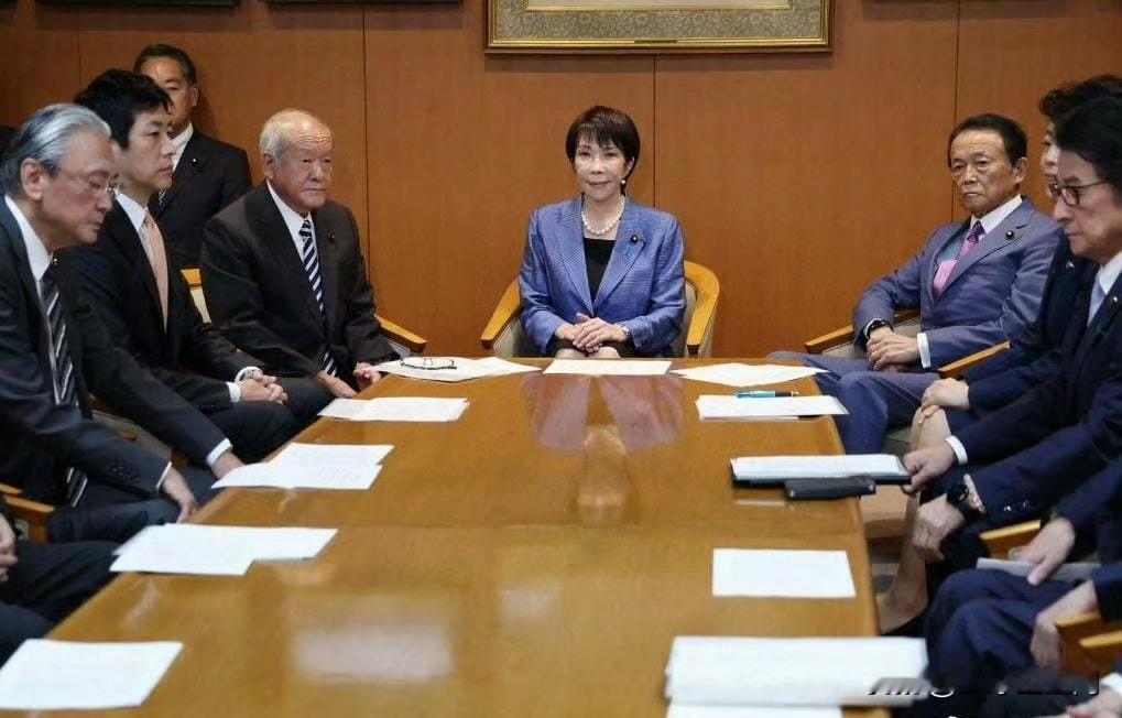 日媒报道，麻生太郎表态赞同高市早苗的涉台言论。
麻生声称，高市只是态度坚定地重申