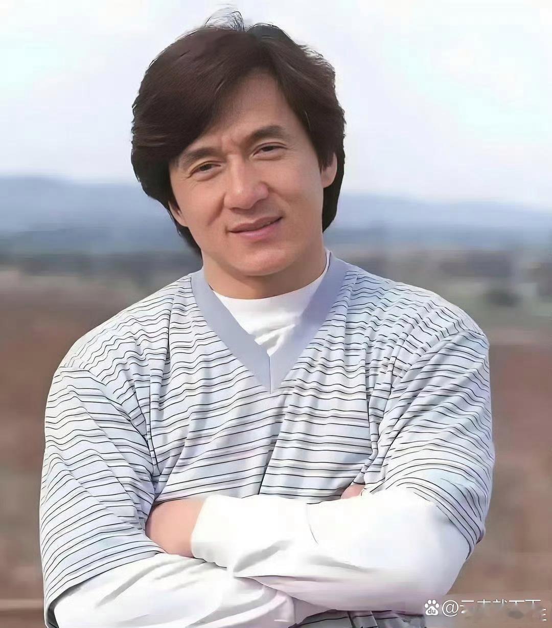 两张照片相隔40年的成龙大哥。 