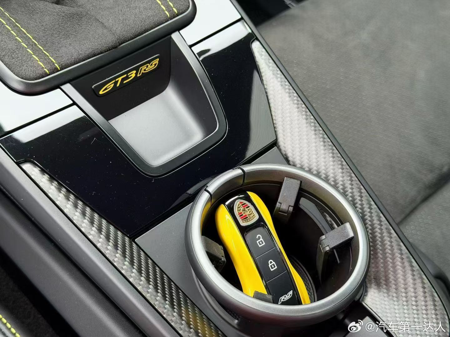 保时捷 911 GT3 RS竞速黄 ，美规大满配，25年，4千多公里，带车衣 