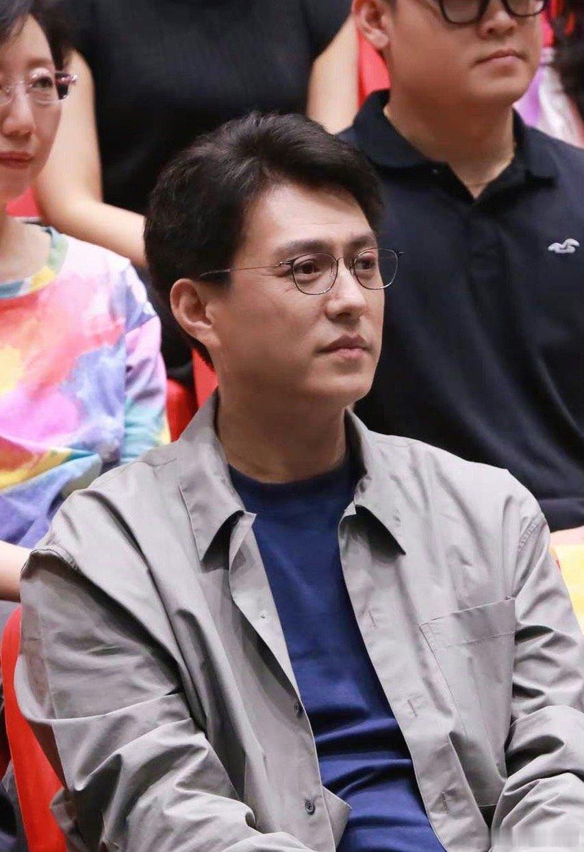 靳东现在明显的看出老了，这还能回到荧幕面前吗？ ​​​