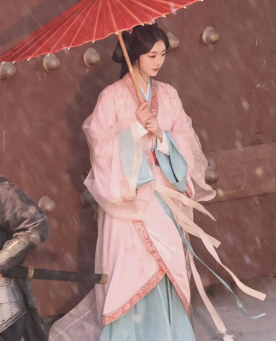 看孔雪儿的这个妆造应该是在折腰里面的角色吧，感觉这个配色真的超级漂亮，而且要是能