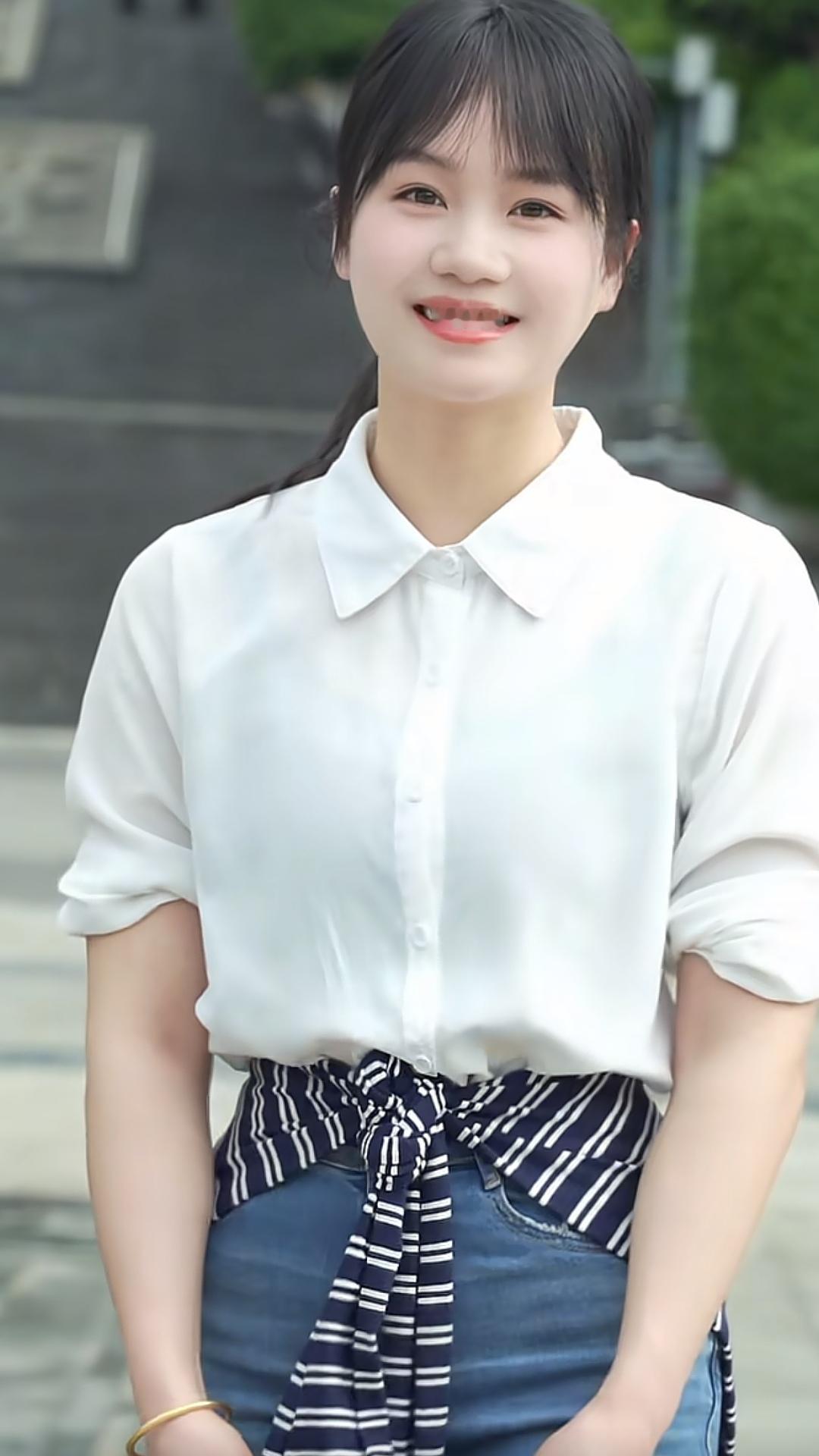 七绝·陌上逢村姑
〔当代〕邹謇

肩横镰影带残草，
足踏青芜向陌行。
一抹绿烟笼