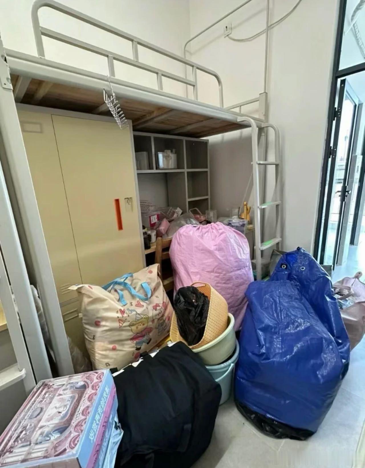第一批新生家长已经在铺床了新生入校的信号已经响起，开学的压力袭来，多么希望时光倒