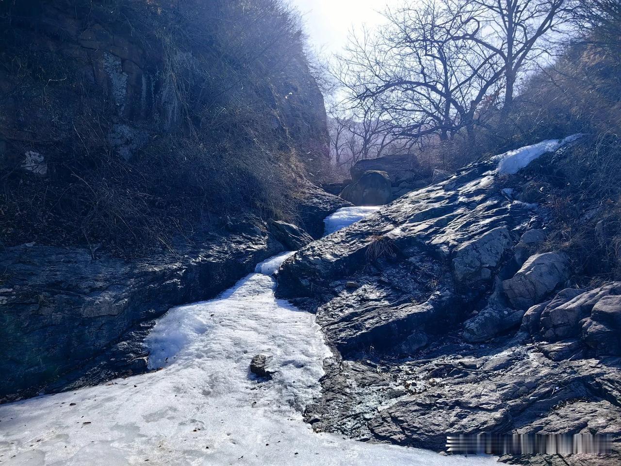 晒图笔记大赛2025.2.17，昨天是周日，带娃去山里看冰[呲牙]
     本