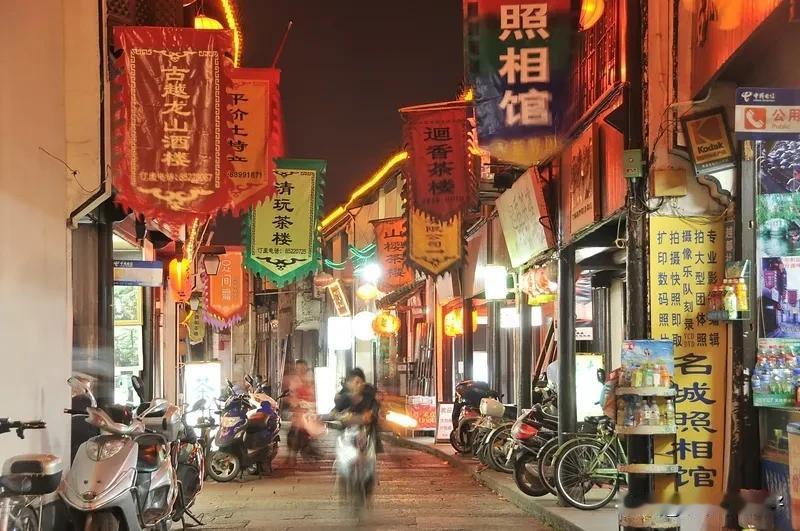 此诗当属网络中的上乘之作，有太白之遗风《七绝·洞月幽怀》
梦里谁知洞月开，依然漫