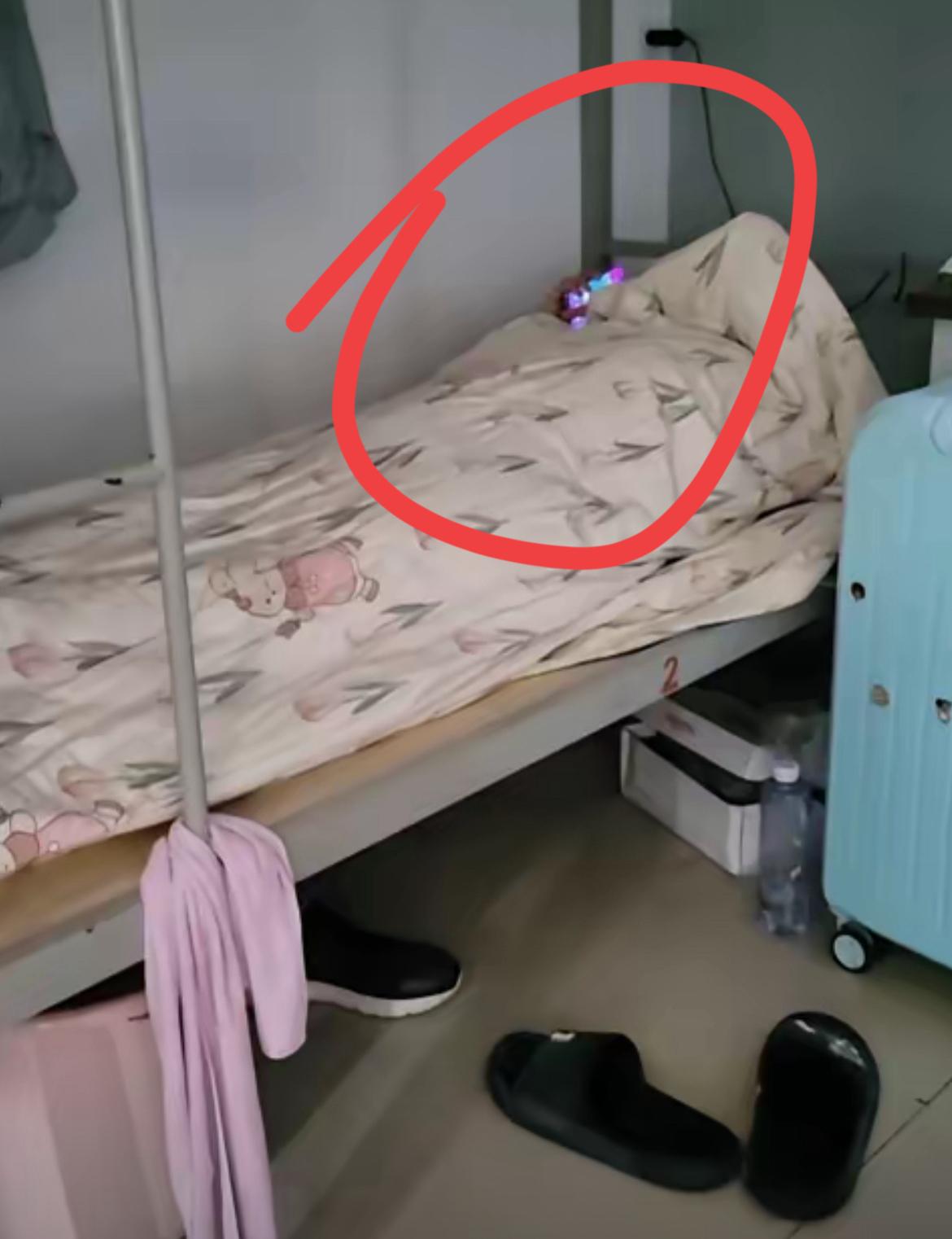进电子厂后才发现，“奇葩”同事真不少，一个比一个让人费解。

有个兄弟来厂里几个