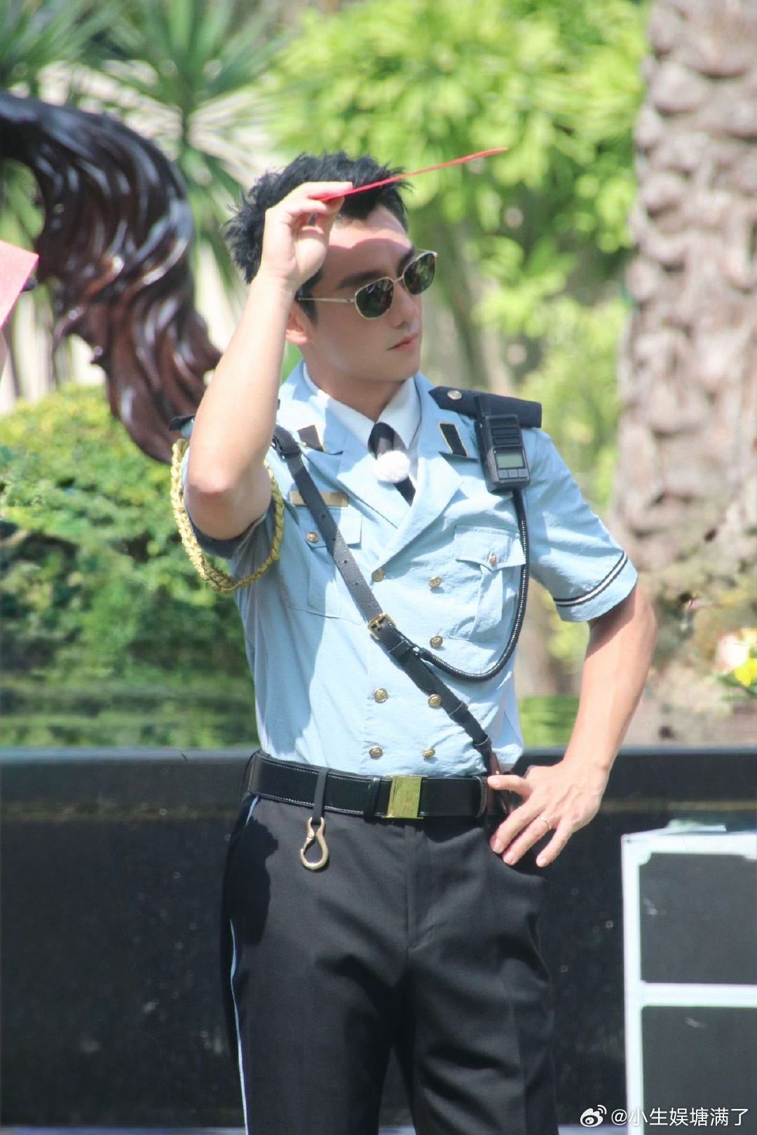 郑恺怎么上跑男当保安了别人负责貌美如花，郑恺负责守护大家，保安造型适配度满分，老