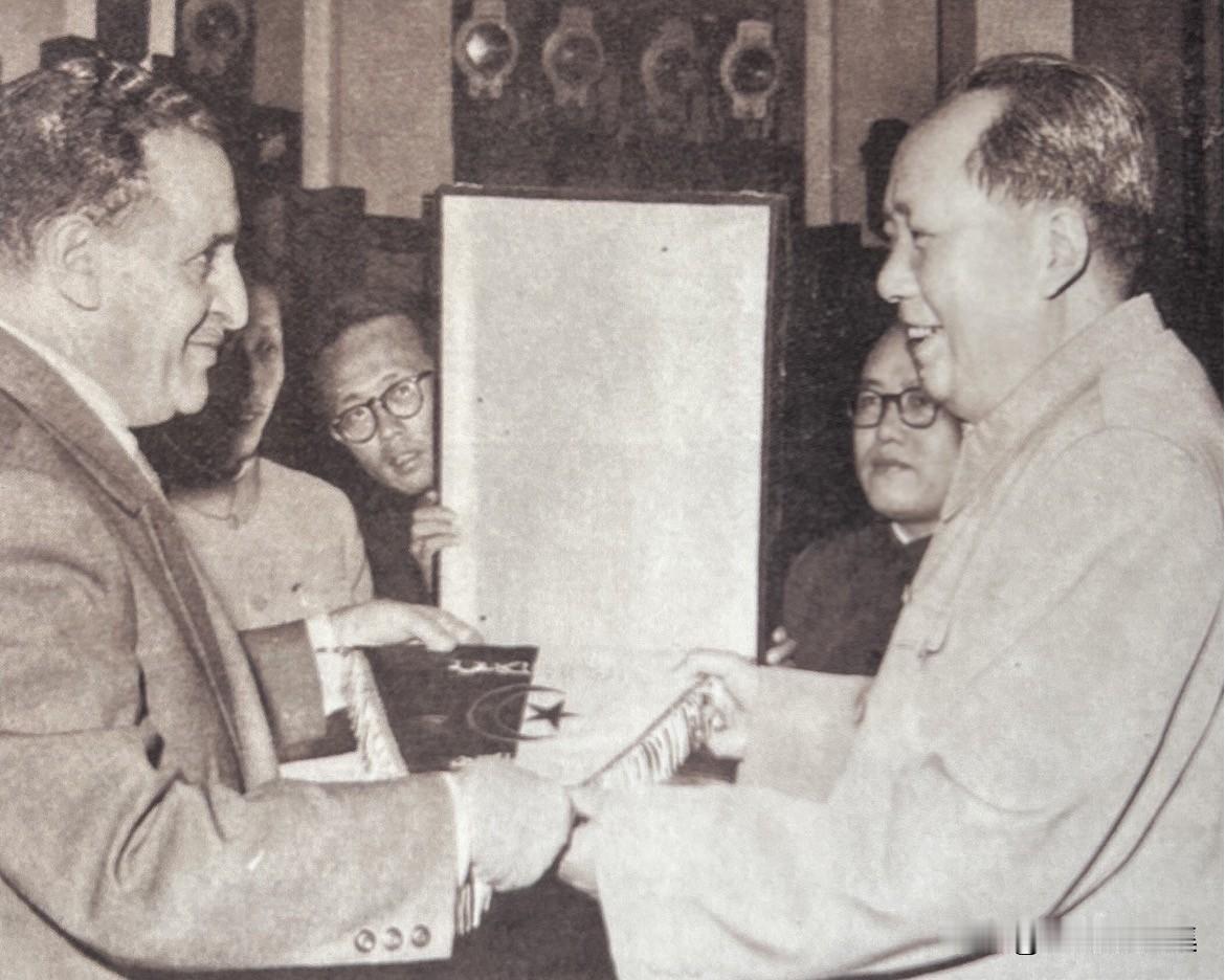1960年9月30日，毛泽东主席在北京会见了来访的阿尔及利亚临时政府总理费尔哈特