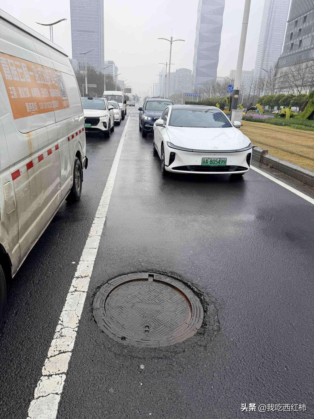 道路井盖下沉，轮胎受损
下这么大的雨跑到交警大队调取视频，又到江东中路去拍井盖照