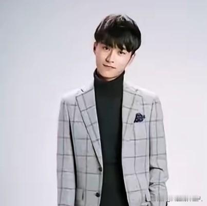 一个小演员居然敢打现役军人，这让很多人感到震惊
什么明星？？？？作为一个演员！一