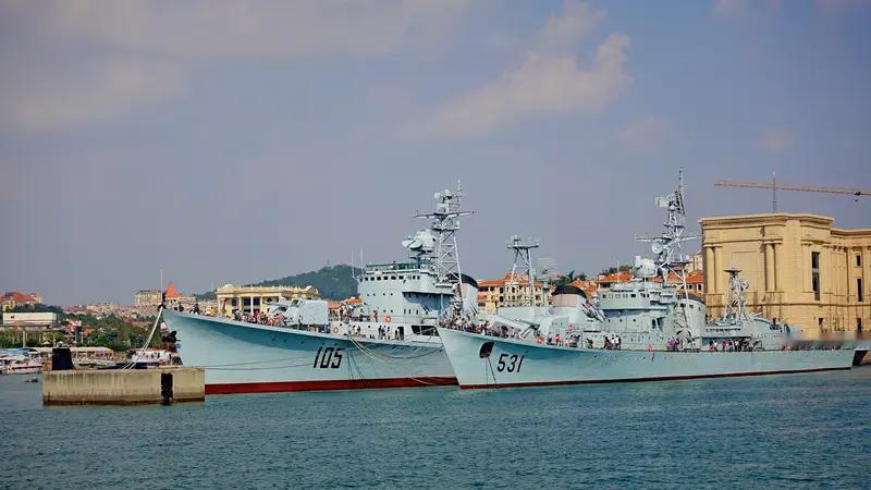 中国海军989编队访印尼：深化海洋合作，展示战略投送能力
分析：中国海军舰艇编队