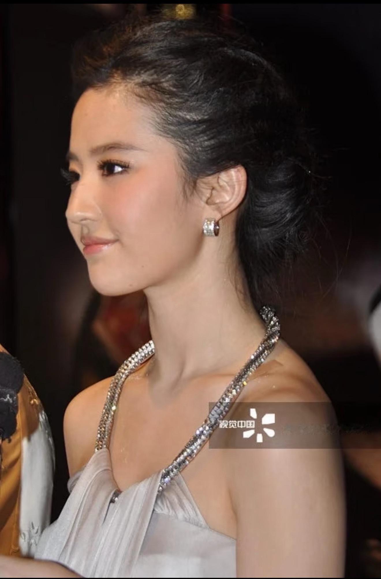 一组09年的刘亦菲…顶级腕表品牌罗杰杜彼中国首家专门店剪彩…这件礼服好特别啊… 